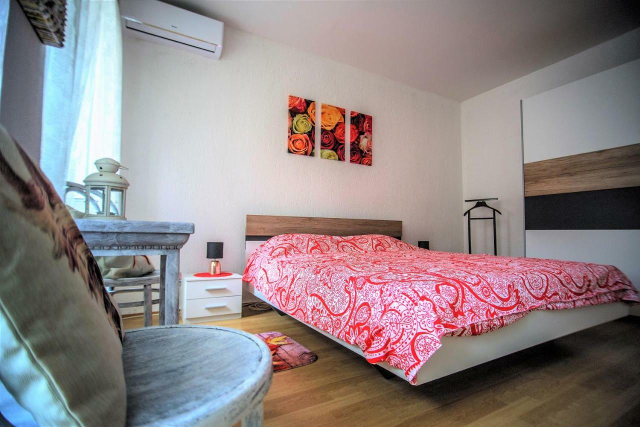 Apartment Dolores Cres Buitenkant foto